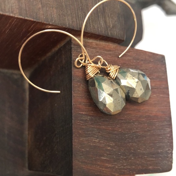 Gold filled earrings hoops style with faceted pyrite teardrop gemstone - Picture 4 of 4